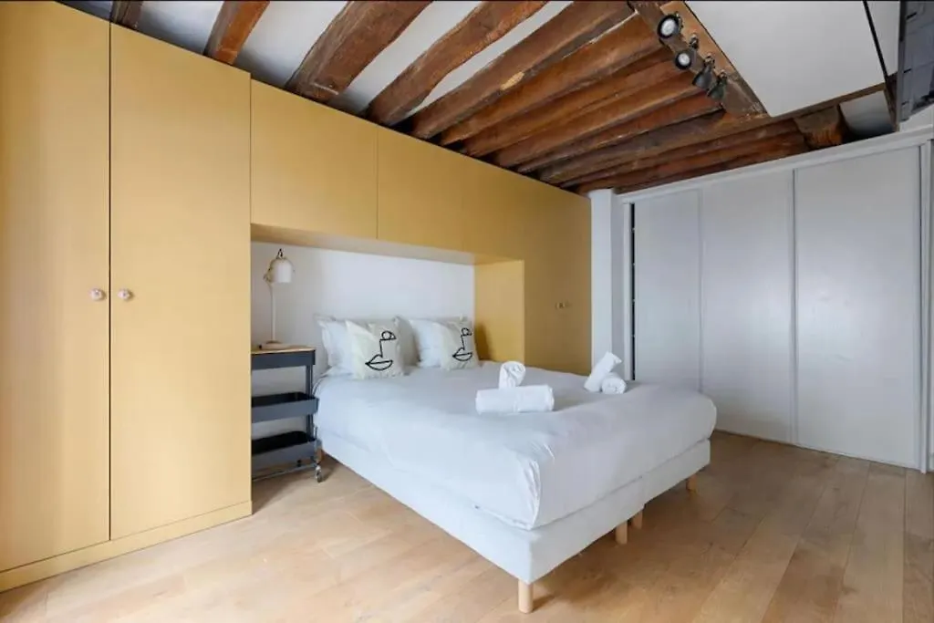 Marais Place Des Vosges Lovely Apartment 4P 1Br Paris